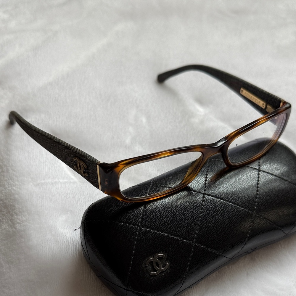 CHANEL Tortoiseshell brown and gold accent Glasses. Classic. - Picture 6 of 10
